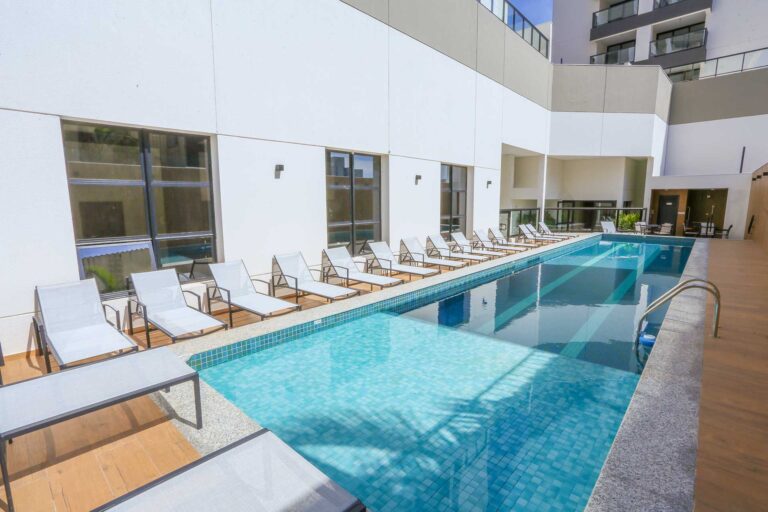 6-PISCINA-C-DECK-MOLHADO